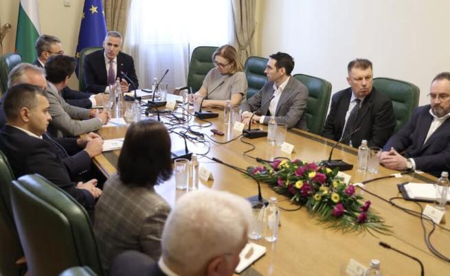 МС: Към момента няма опасност от недостиг на горива