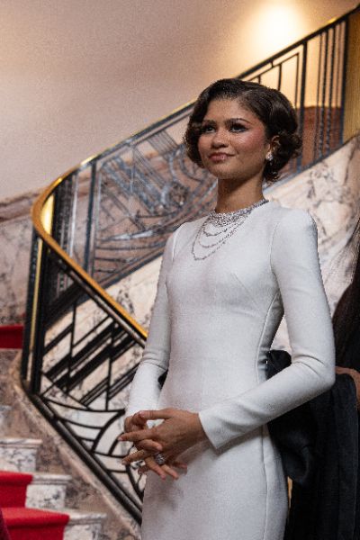 <p>Зендая с нова булчинска рокля и впечатляващи бижута на премиерата на "The Drama" в Париж.</p>