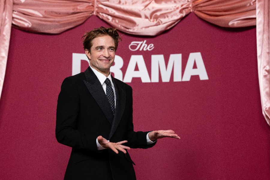 <p>Зендая с нова булчинска рокля и впечатляващи бижута на премиерата на "The Drama" в Париж.</p>