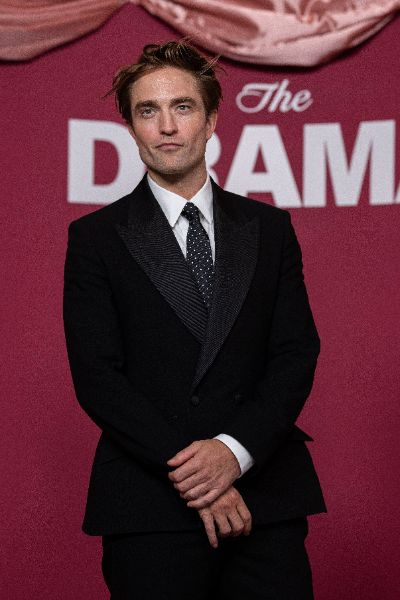 <p>Зендая с нова булчинска рокля и впечатляващи бижута на премиерата на "The Drama" в Париж.</p>