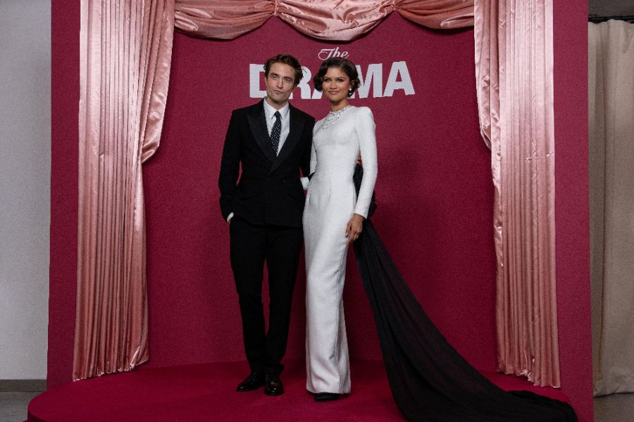 <p>Зендая с нова булчинска рокля и впечатляващи бижута на премиерата на "The Drama" в Париж.</p>