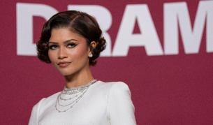 Зендая с нова булчинска рокля и впечатляващи бижута на премиерата на "The Drama" в Париж