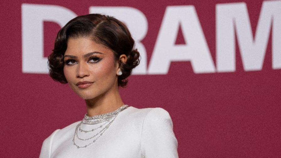 Зендая с нова булчинска рокля и впечатляващи бижута на премиерата на "The Drama" в Париж