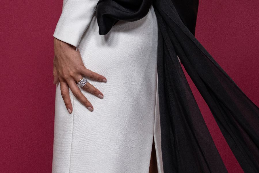 <p>Зендая с нова булчинска рокля и впечатляващи бижута на премиерата на "The Drama" в Париж.</p>