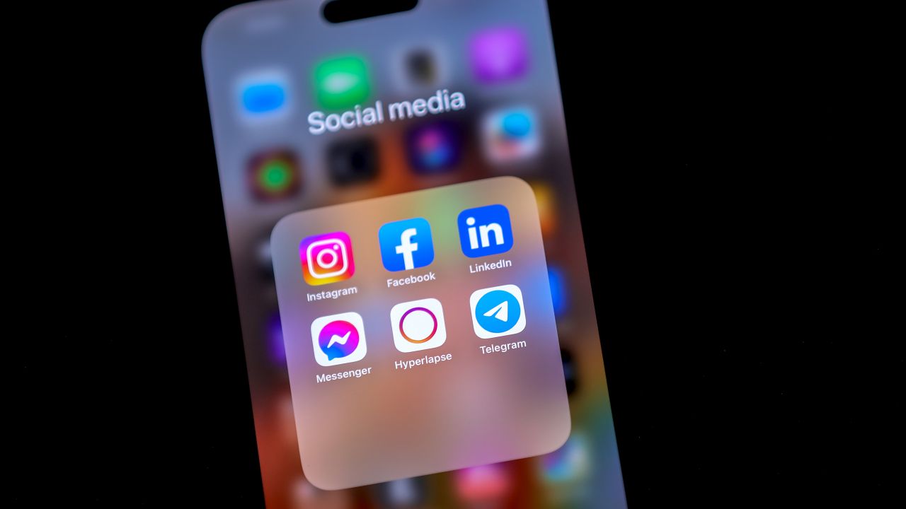 Тотален контрол: Шпионират ли руснаците с месинджъра "Мах"