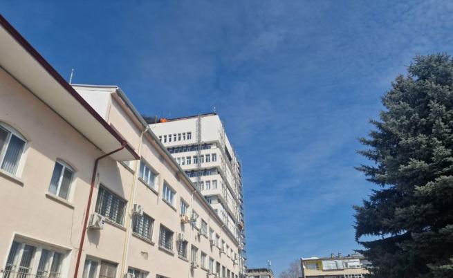 Пожар горя на покрива на общината в Разград