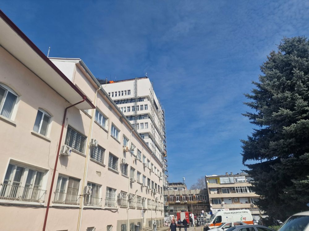 Пожар горя на покрива на общината в Разград