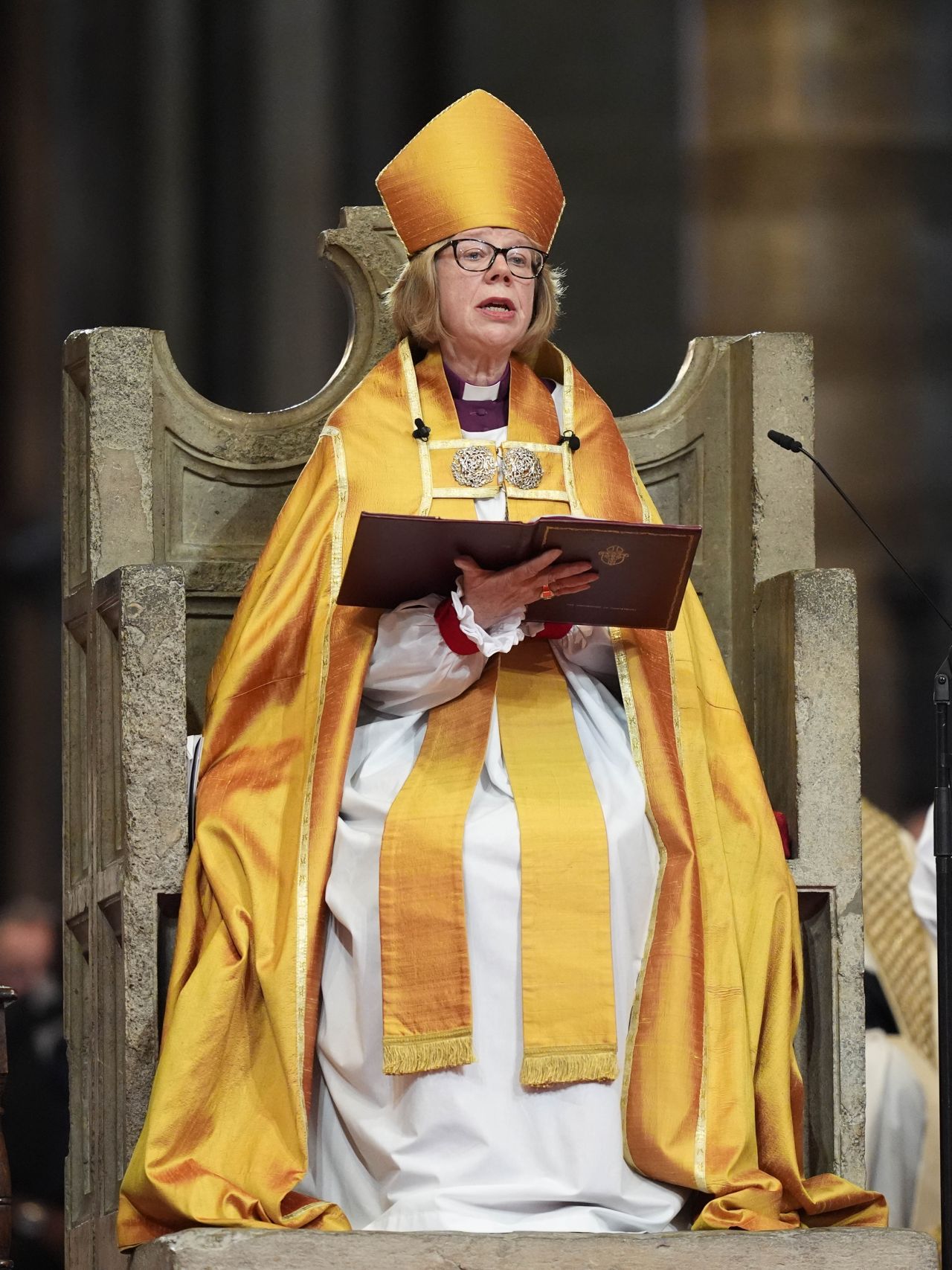 <p>Сара Мълали беше официално въведена в длъжност като архиепископ на Кентърбъри, с което започна публичното ѝ служение като първата жена начело на Англиканската църква</p>