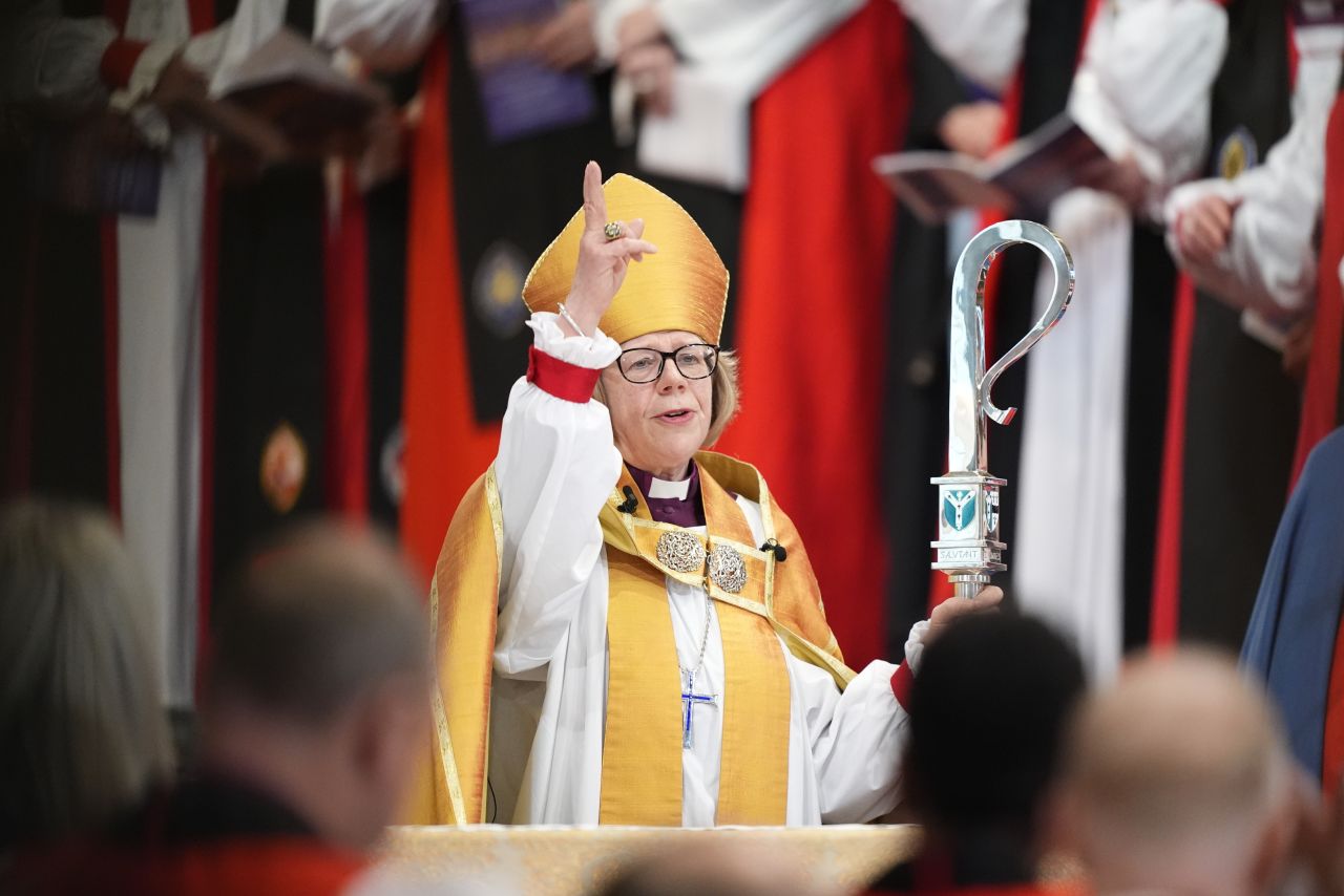 <p>Сара Мълали беше официално въведена в длъжност като архиепископ на Кентърбъри, с което започна публичното ѝ служение като първата жена начело на Англиканската църква</p>