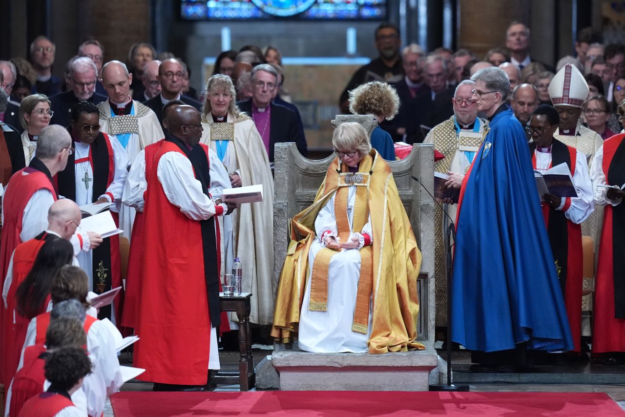 <p>Сара Мълали беше официално въведена в длъжност като архиепископ на Кентърбъри, с което започна публичното ѝ служение като първата жена начело на Англиканската църква</p>