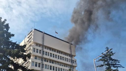 Пожар на покрива на общината в Разград, служителите са евакуирани