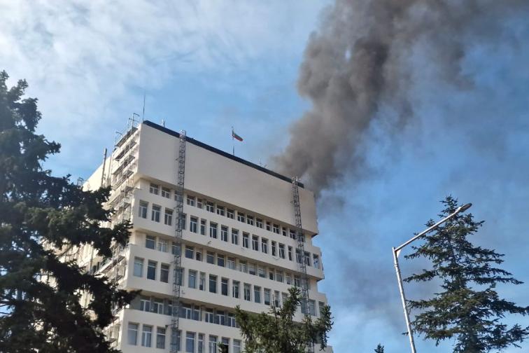 Пожар гори на покрива на сградата на общината в Разград