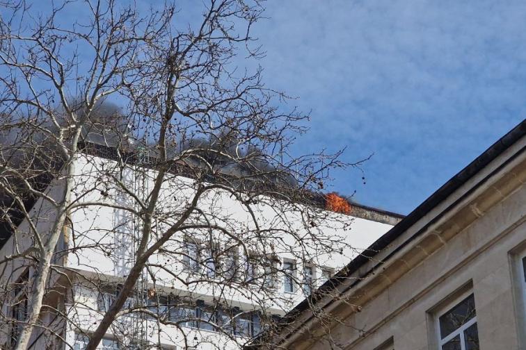 Пожар гори на покрива на сградата на общината в Разград