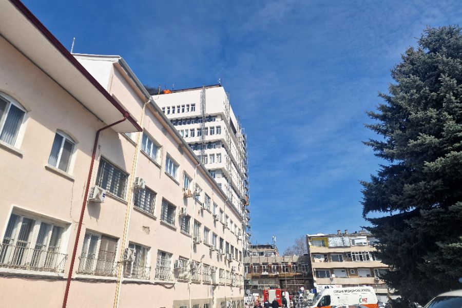 <p>Пожар гори на покрива на сградата на общината в Разград.</p>