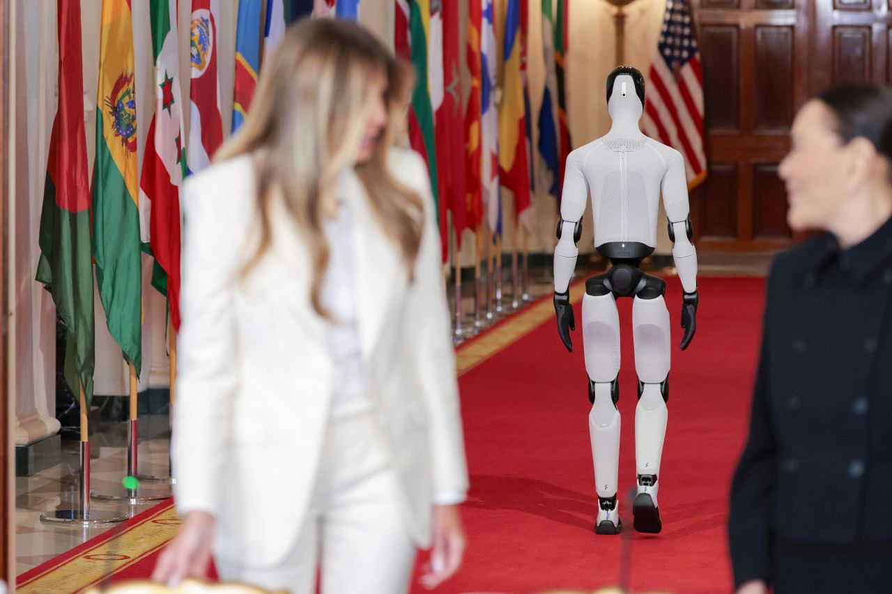 <p>Мелания Тръмп и хуманоидният робот Figure 03 демонстрират бъдещето на образованието, в което изкуственият интелект се превръща в персонален ментор по изкуство и наука.</p>