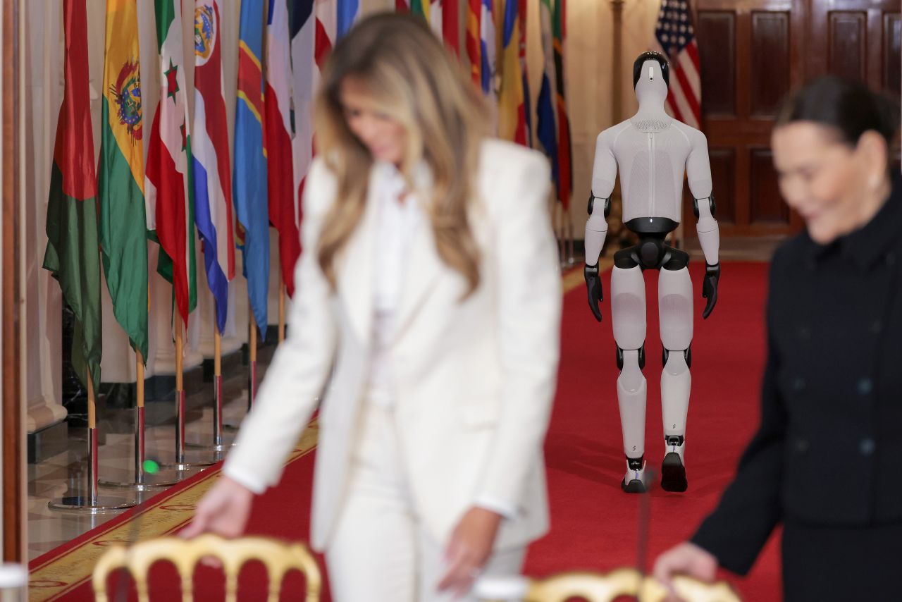 <p>Мелания Тръмп и хуманоидният робот Figure 03 демонстрират бъдещето на образованието, в което изкуственият интелект се превръща в персонален ментор по изкуство и наука.</p>