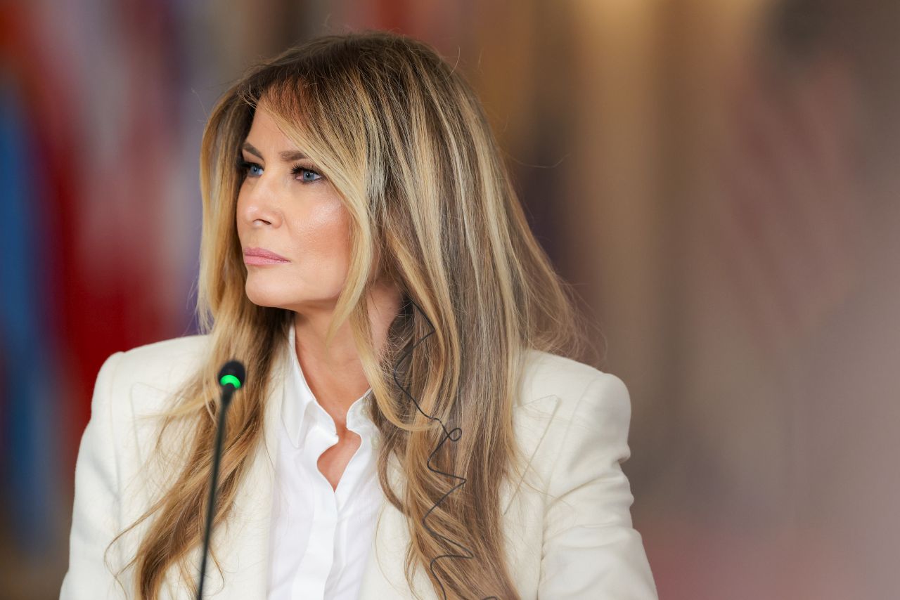 <p>Мелания Тръмп и хуманоидният робот Figure 03 демонстрират бъдещето на образованието, в което изкуственият интелект се превръща в персонален ментор по изкуство и наука.</p>