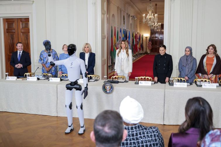 Мелания Тръмп робот