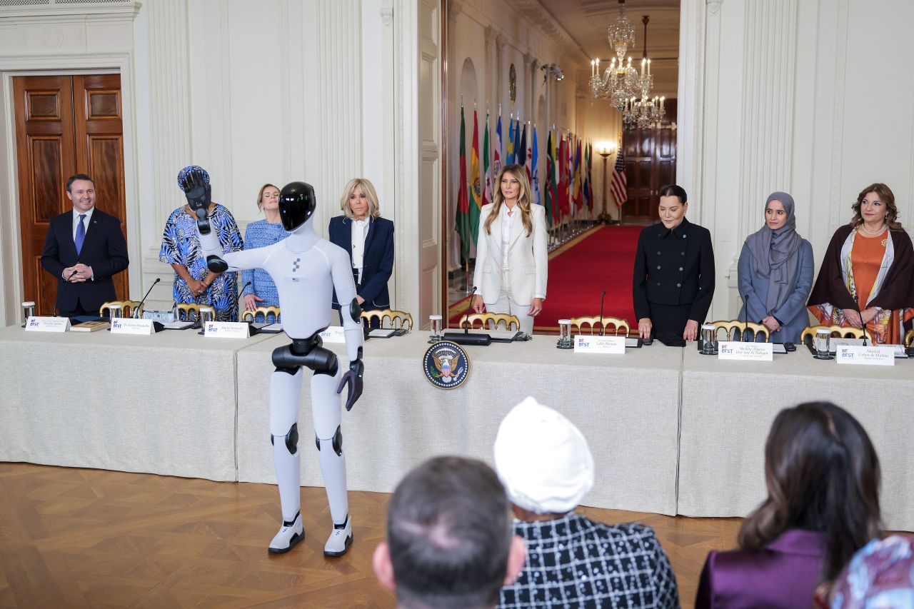 <p>Мелания Тръмп и хуманоидният робот Figure 03 демонстрират бъдещето на образованието, в което изкуственият интелект се превръща в персонален ментор по изкуство и наука.</p>