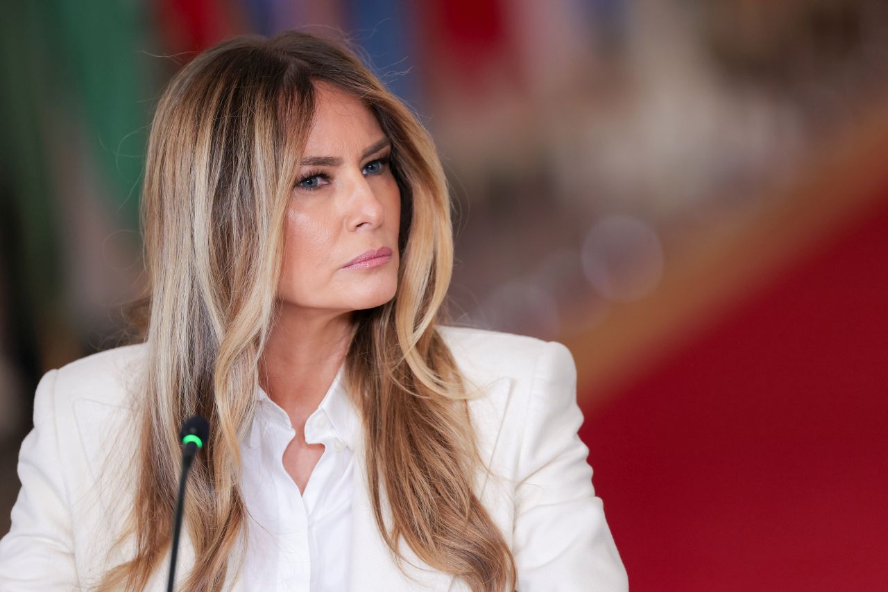 <p>Мелания Тръмп и хуманоидният робот Figure 03 демонстрират бъдещето на образованието, в което изкуственият интелект се превръща в персонален ментор по изкуство и наука.</p>