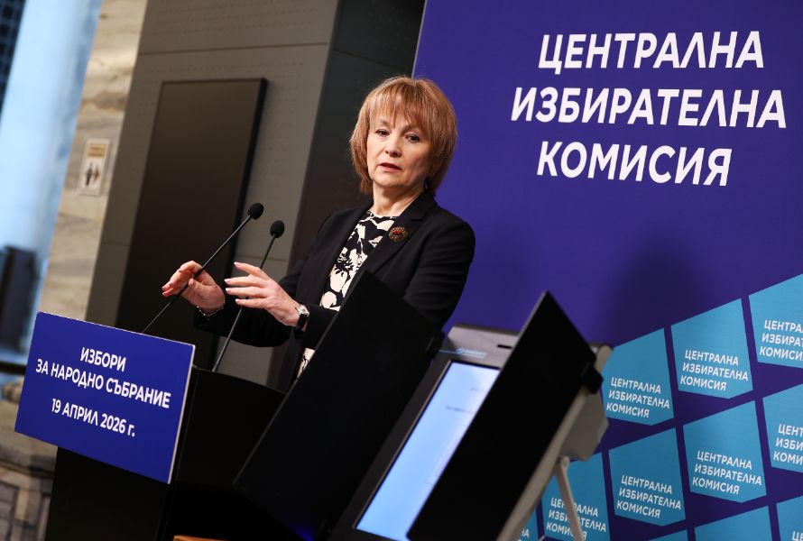 Представяне на образците на хартиена и електронна бюлетини (на снимката) за гласуване на предстоящите избори за народни представители на 19 април 2026 г. се провежда в ЦИК.