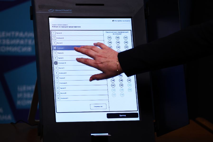 Представяне на образците на хартиена и електронна бюлетини (на снимката) за гласуване на предстоящите избори за народни представители на 19 април 2026 г. се провежда в ЦИК.