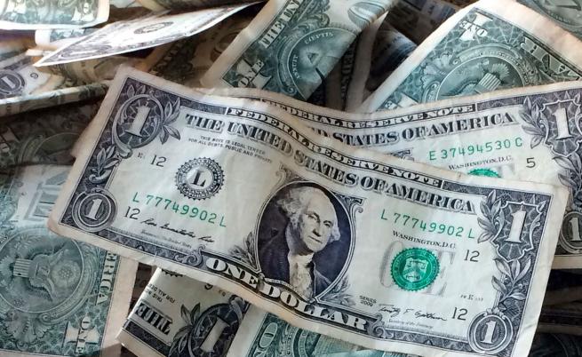 Исторически прецедент: Подписът на Тръмп ще фигурира върху 100-доларови банкноти