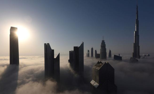 Мълния удари Бурдж Халифа, наводнения след силна буря в Дубай