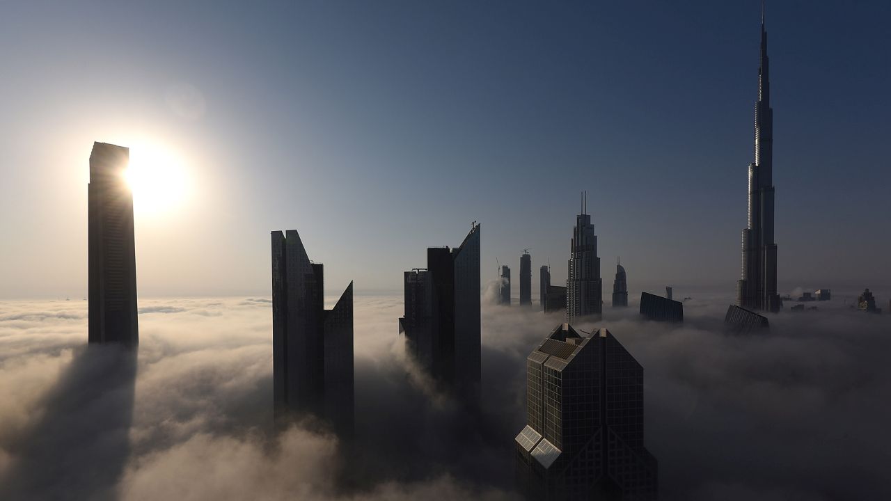 Мълния удари Бурдж Халифа, наводнения след силна буря в Дубай