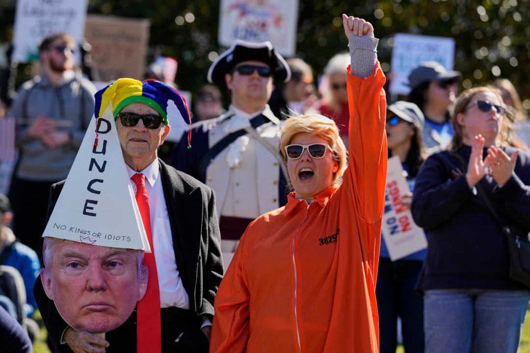 <p>Мащабни протести срещу администрацията на Тръмп се провеждат в редица градове в САЩ. Демонстрациите бележат третата вълна от митинги под надслов &bdquo;Без крале&ldquo; &ndash; инициатива, която в миналото е привличала милиони участници.</p>