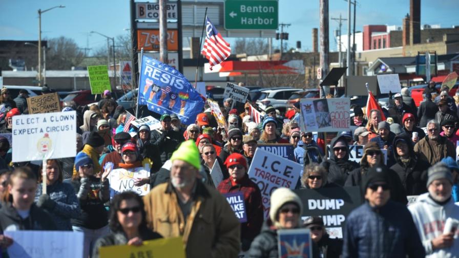 „Без крале“: Нова серия от масови протести в...