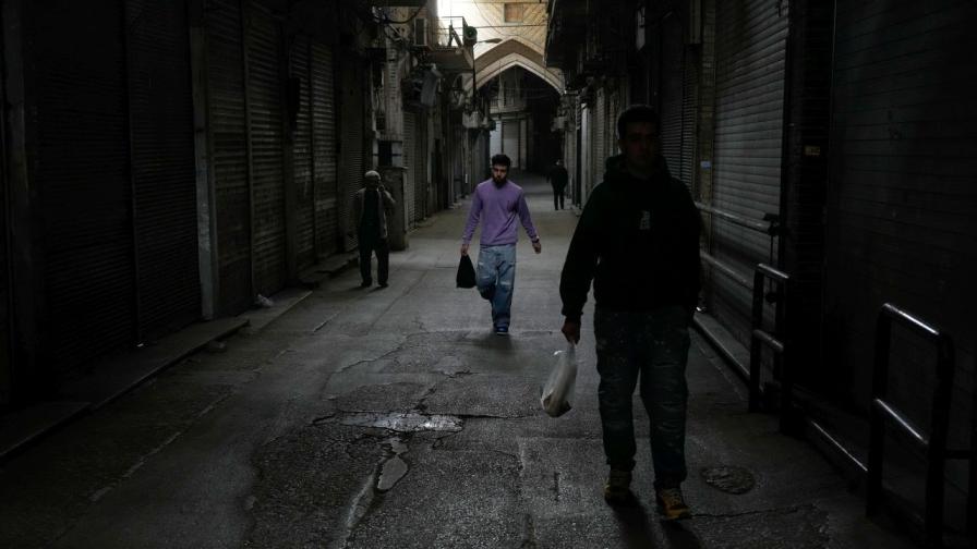 Силни взривове разтърсиха Техеран, електричеството беше прекъснато