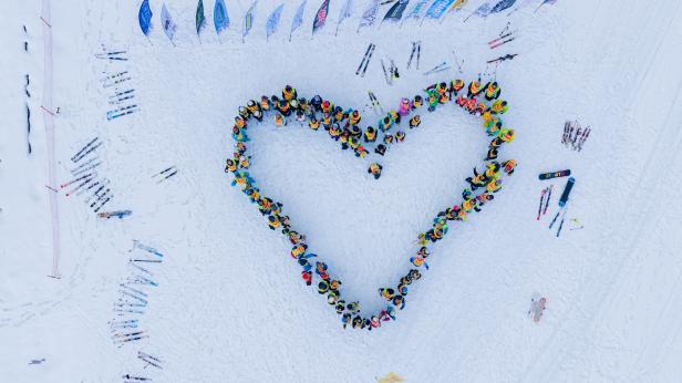 Деца „нарисуваха” родопско сърце в Пампорово