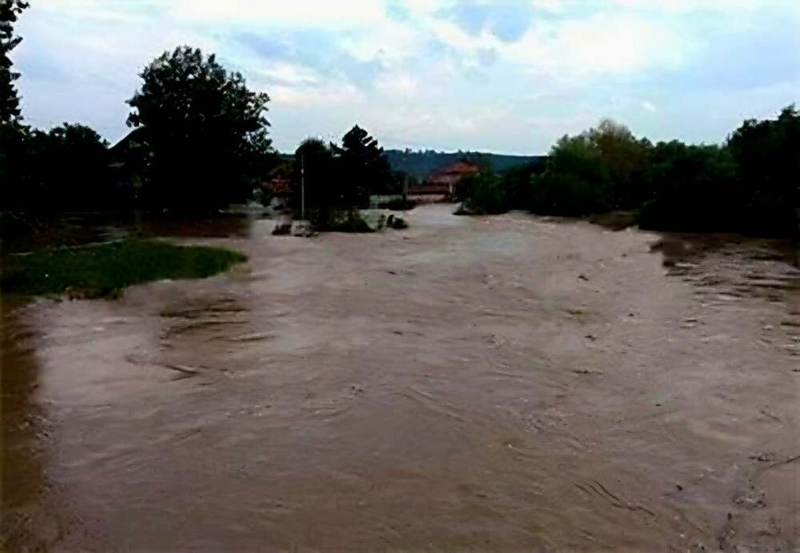 Преля река Черни Лом в село Априлово, има готовност за евакуация на населението