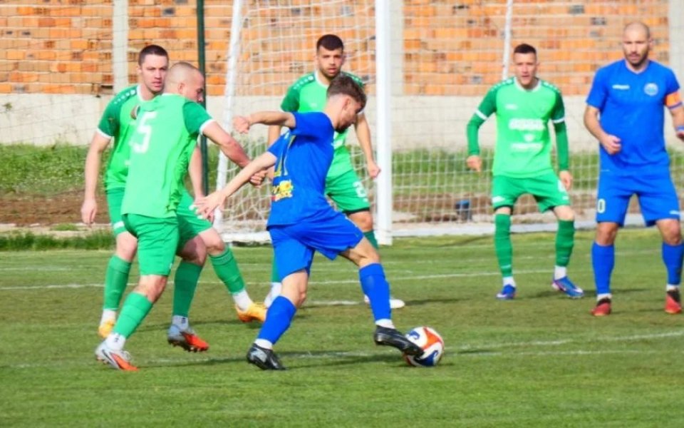 Счупиха стъклото на автобус в Трета лига