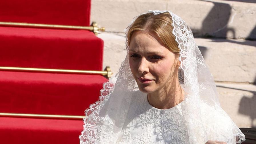 <p>Защо принцеса Шарлийн наруши черния дрескод пред папата</p>