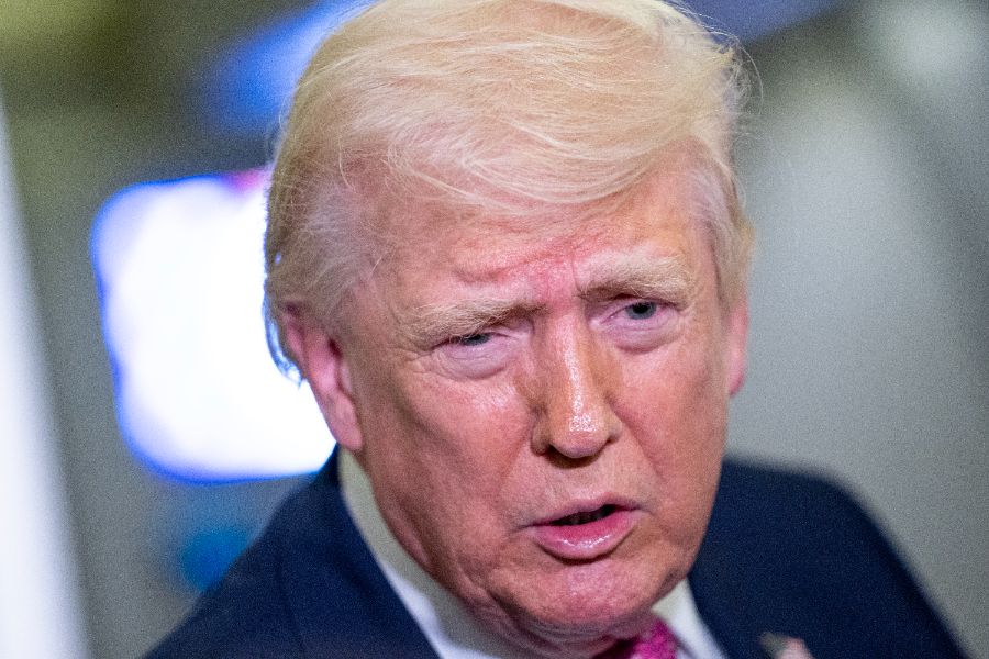 <p>Президентът на САЩ Доналд Тръмп потвърди в неделя, че под планираната бална зала на Белия дом се изгражда "масивен" военен комплекс.</p>