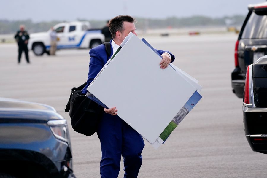 <p>Президентът на САЩ Доналд Тръмп потвърди в неделя, че под планираната бална зала на Белия дом се изгражда "масивен" военен комплекс.</p>