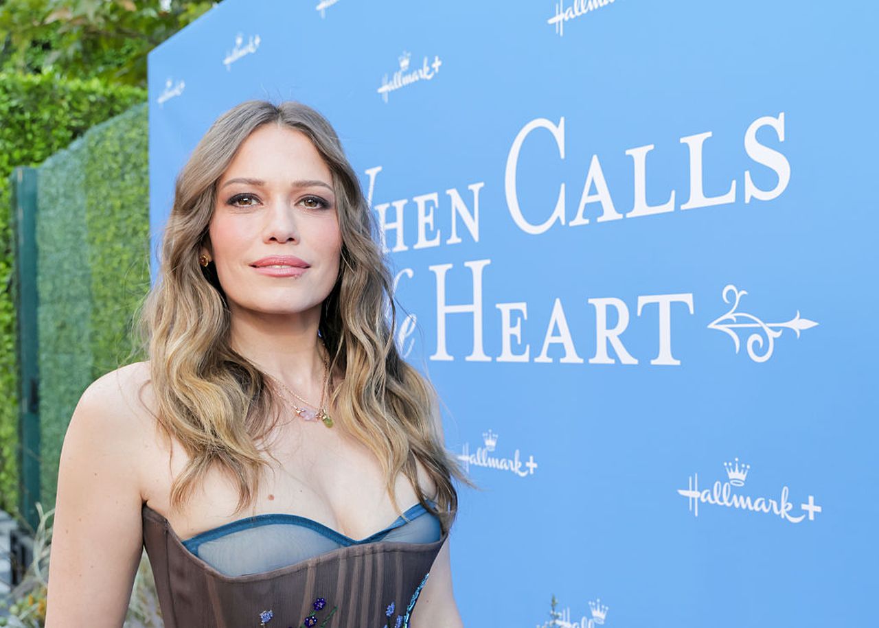 <p><strong>Бетани Джой Ленц</strong>- Докато играе ролята на Хейли Джеймс Скот в хитовия сериал &bdquo;Трий Хил&ldquo; (One Tree Hill) от 2003 до 2012 г., Бетани Джой Ленц е част от малка, крайна християнска групировка. Тя е ръководена от пастор в Айдахо, който контролира почти целия живот на актрисата, включително кариерата и в крайна сметка &ndash; банковата ѝ сметка. Тя разкрива цялата истина в новата си автобиографична книга &bdquo;Вечеря за вампири: Живот в култово телевизионно шоу (докато е и в истински култ!)&ldquo;. Ленц споделя,&nbsp;че макар колегите ѝ от сериала да са изразявали сериозна загриженост за нея, тя упорито е отричала да има някакъв проблем.</p>