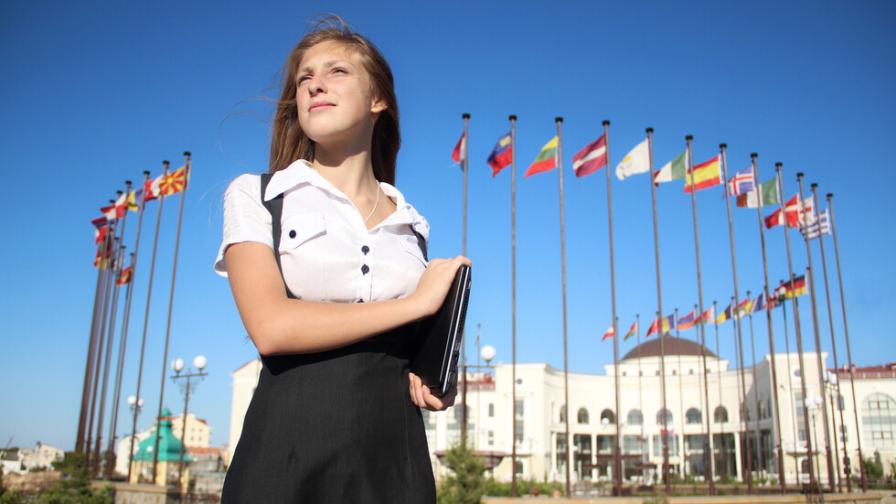 Как български момичета могат да станат „Посланик за един ден”