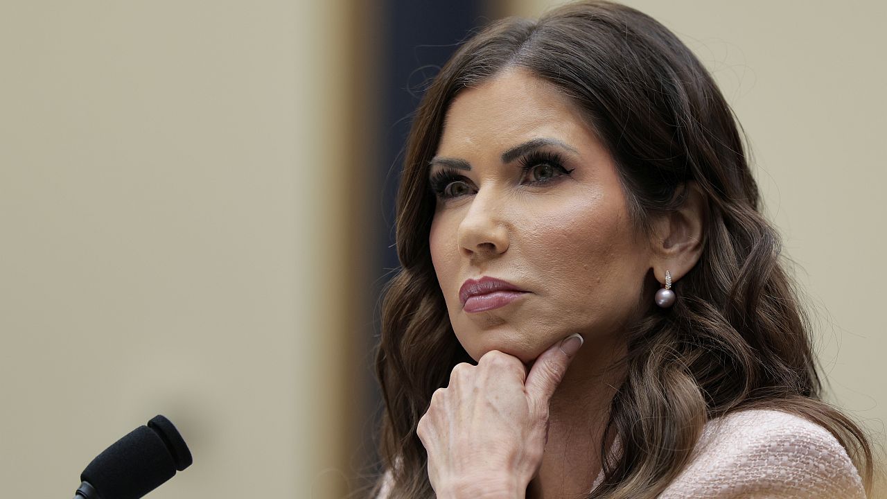 Секс скандал с „бимбо“ фетиши срина семейството на Кристи Ноем