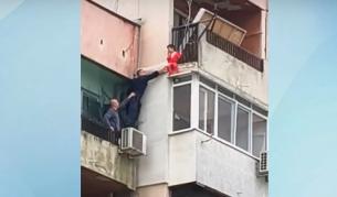 Спасиха дете на 3 г., висящо от балкон, задържаха родителите му