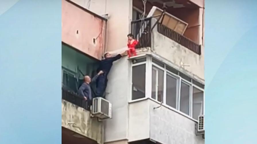 Спасиха дете на 3 г., висящо от балкон, задържаха родителите му