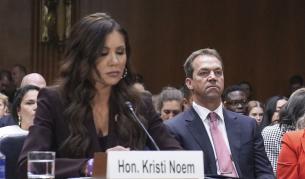 Тайният план на Кристи Ноем: Използва ли „бимбо“ фетиша на съпруга си за политически ПР