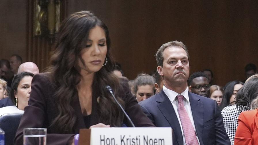 Тайният план на Кристи Ноем: Използва ли „бимбо“ фетиша на съпруга си за политически ПР