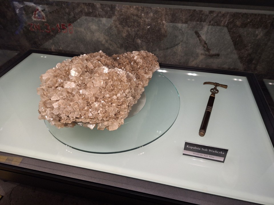 <p>Солната мина Величка край Краков, действала от XIII в. до 1996 г. , е уникален подземен град от сол в списъка на ЮНЕСКО. С над 300 км тунели и изящни параклиси , тя днес е прочута туристическа дестинация и лечебен санаториум.</p>