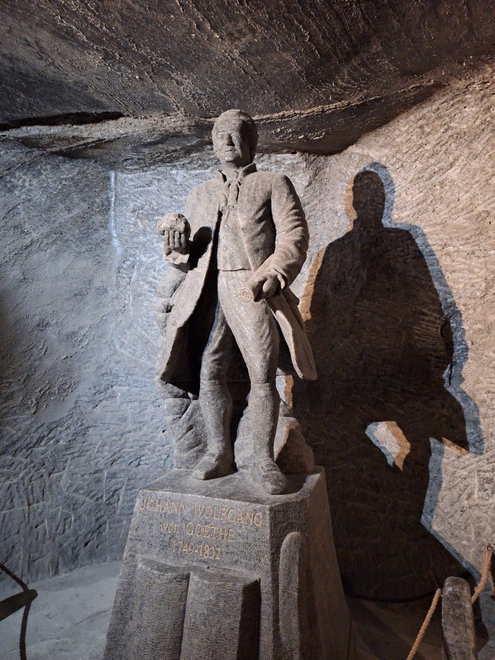 <p>Солната мина Величка край Краков, действала от XIII в. до 1996 г. , е уникален подземен град от сол в списъка на ЮНЕСКО. С над 300 км тунели и изящни параклиси , тя днес е прочута туристическа дестинация и лечебен санаториум.</p>