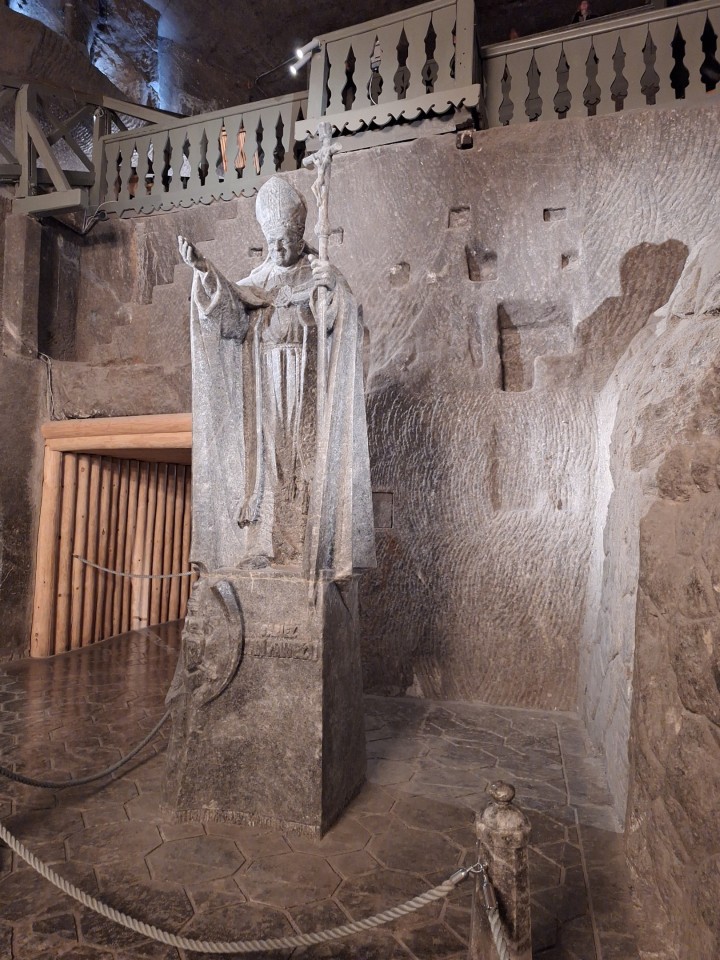 <p>Солната мина Величка край Краков, действала от XIII в. до 1996 г. , е уникален подземен град от сол в списъка на ЮНЕСКО. С над 300 км тунели и изящни параклиси , тя днес е прочута туристическа дестинация и лечебен санаториум.</p>