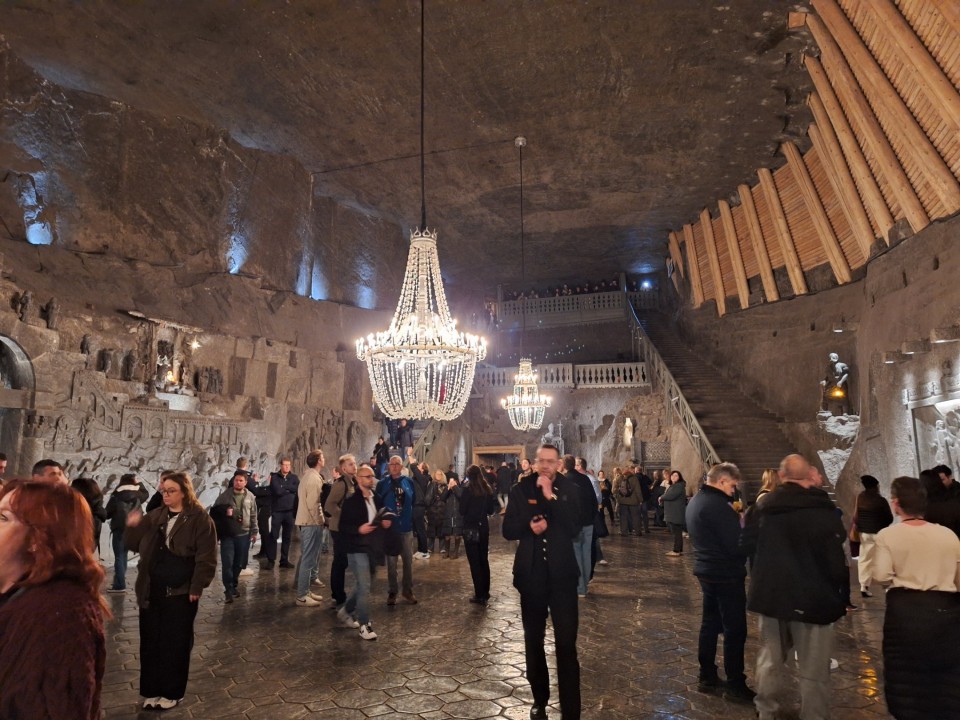 <p>Солната мина Величка край Краков, действала от XIII в. до 1996 г. , е уникален подземен град от сол в списъка на ЮНЕСКО. С над 300 км тунели и изящни параклиси , тя днес е прочута туристическа дестинация и лечебен санаториум.</p>