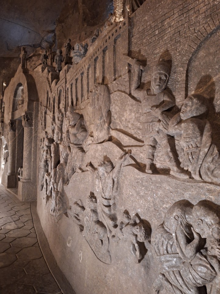 <p>Солната мина Величка край Краков, действала от XIII в. до 1996 г. , е уникален подземен град от сол в списъка на ЮНЕСКО. С над 300 км тунели и изящни параклиси , тя днес е прочута туристическа дестинация и лечебен санаториум.</p>